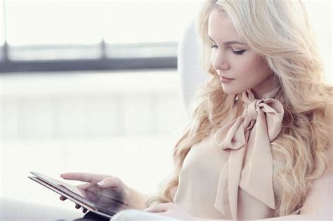 Candide Belle Femme Blonde Avec Tablette Num Rique Photo Gratuite