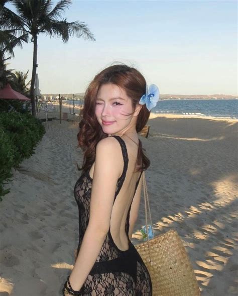 Hot girl kính cận mặc váy trong suốt đi biển mà không mắc lỗi phản cảm