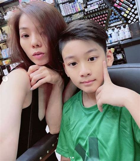 Lệ Quyên mặc bikini xẻ ngực đi bơi đêm cùng con trai U dáng nóng bỏng như gái