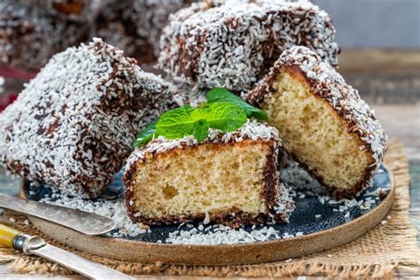 Пирожное Ламингтон – простой и вкусный рецепт, как приготовить пошагово