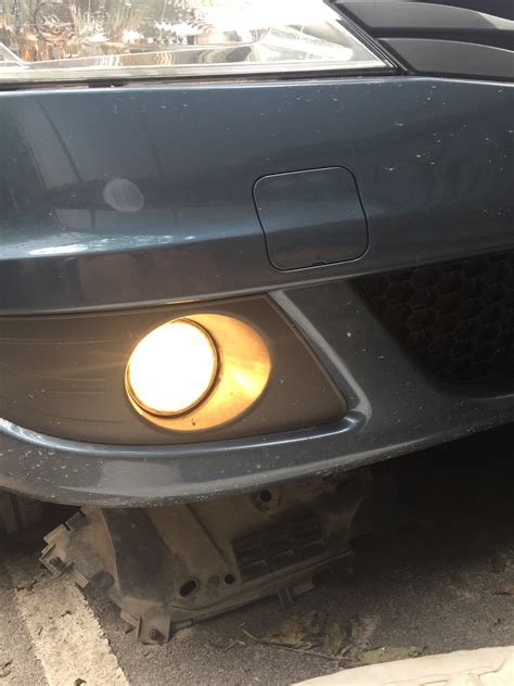 Замена лампочки противотуманки — Renault Logan (1G), 1,6 л, 2011 года ...