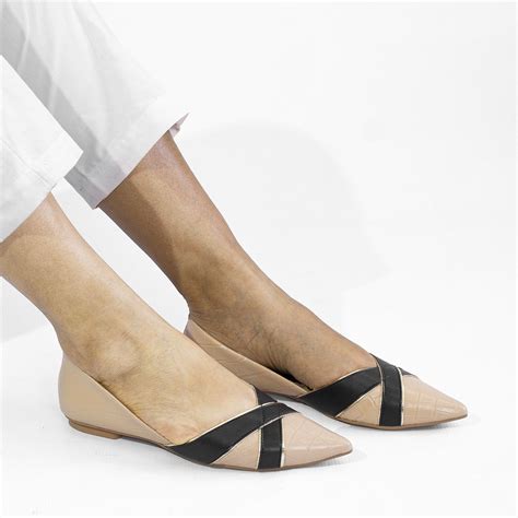 Sapatilha Aberta Na Lateral Bico Fino Cristal Nude Croco Bege