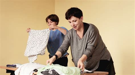 Как складывать футболки - YouTube