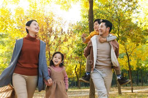 Feliz Joven Asi Tico Familia Con Picnic Cesta Caminando Juntos En Oto O