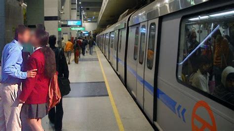Delhi Metro म Couple दवर कय गए अशलल हरकत वल वडय Porn Site पर हआ वयरल