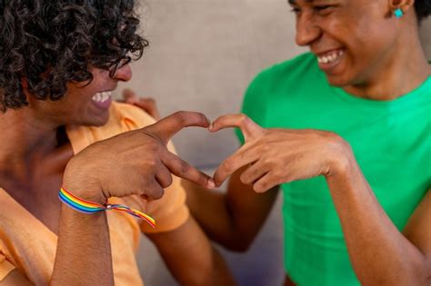 Um Casal Gay D As M Os Em Forma De Cora O Foto Premium