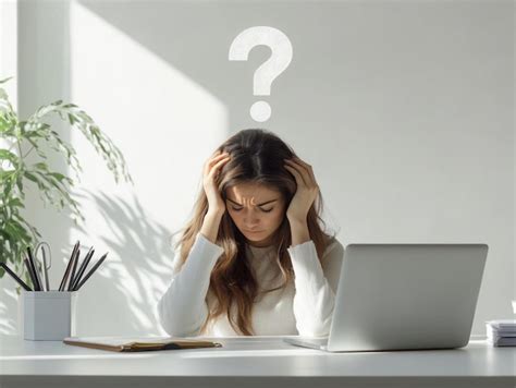 Mulher latina cansada na sua secretária um símbolo de ponto de interrogação Foto Premium