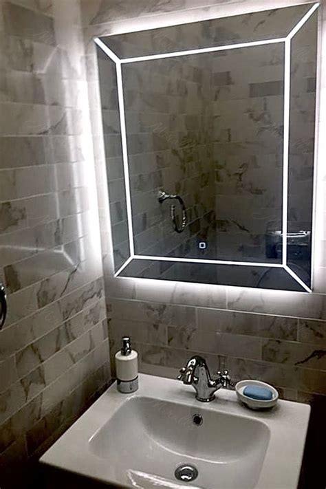 Красивое зеркало с подсветкой в интерьере санузла