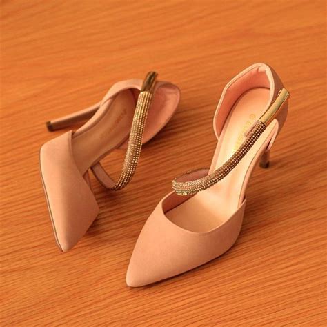 Constance Calçados no Instagram O clássico scarpin nude ganha um toque glam a tira de