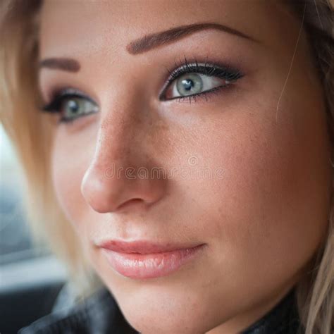 Recht Blonde Frau Stockbild Bild Von Attraktiv Erwachsener 31442041