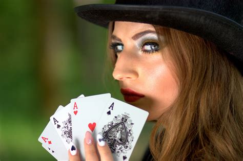 Gambar : orang, gadis, kartu as, hidung, keberuntungan, puncak, poker