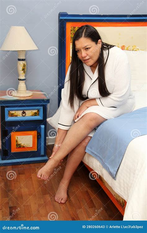 Adult Year Old Latina Woman Feels Pain In Her Legs Due To Fatigue And Gets A Massage To Avoid