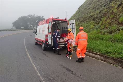 Carro Invade Contram O E Bate De Frente Caminh O Na Br Pr Ximo