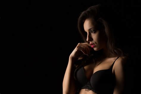 Premium Photo Closeup Shot Of Seductive Model With Bright Makeup Posing With Naked Shoulders