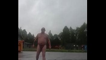 Marche nue risquée sur un parking avant les camions XVIDEOS