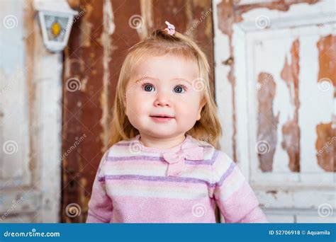 Petite Fille Blonde Dr Le Tonn E Avec De Grands Yeux Gris Photo Stock Image Du Dr Le Cheveu