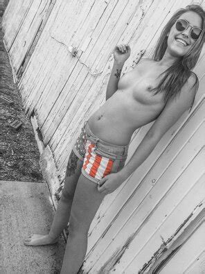 More Nude Amateur Posers And Selfies Porn Pic