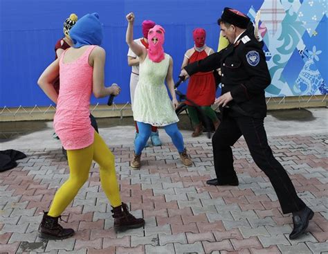 Policie v Soči násilím rozehnala happening Pussy Riot tekla i krev iDNES cz