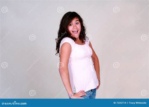 Nettes Latina jugendliches Mädchen Mit Dem Lockigen Haar Stockfoto Bild von nett gefühl