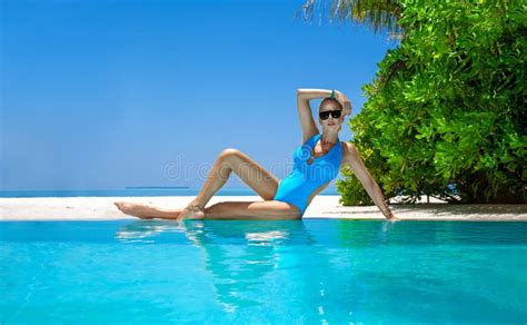 Sexy Frau In Bikini Am Tropischen Sandstrand Der Malediven Junges Glamour Modell In Badeanzug