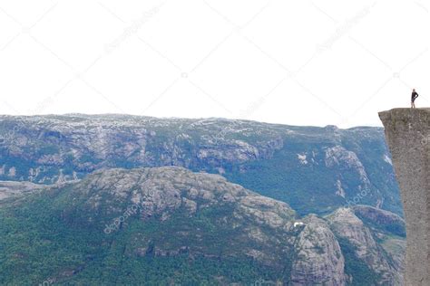 Un Caminante Solitario De Pie En El Borde Afilado De La Cima De La Roca