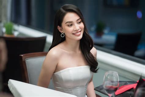 HOT showbiz Trần Tiểu Vy gây sốt vì mặc bikini ở bể bơi khoe dáng đẹp như tranh