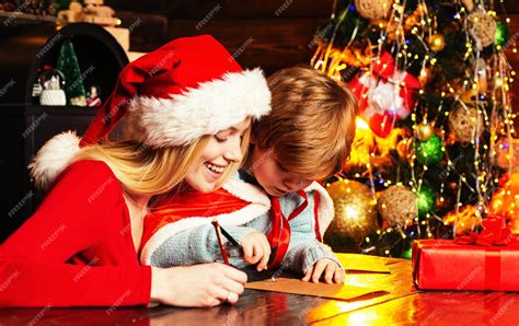 Noël Enfant Fils Et Mère Écrire Une Lettre Au Père Noël Belle Mère écrit Une Lettre à Sant