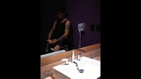 在镜子里抽搐 Pornhub Gay