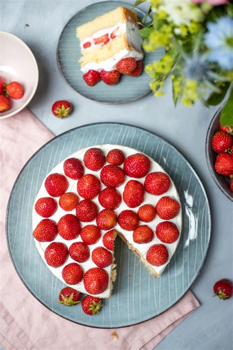 Semi Naked Cake Mit Erdbeeren Sommer Auf Dem Kuchenteller Fr Ulein Meer Backt