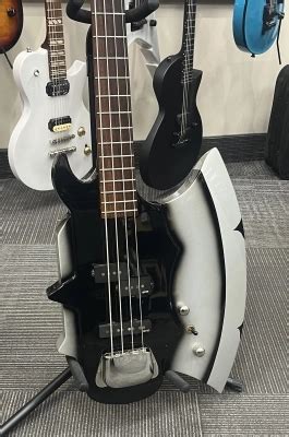 Gear Hunter | CORT GENE SIMMONS AXE BASS
