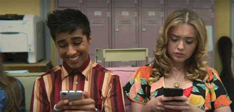 Phản ứng bất ngờ vụ hotgirl học đường lộ clip nóng ở tập Sex Education