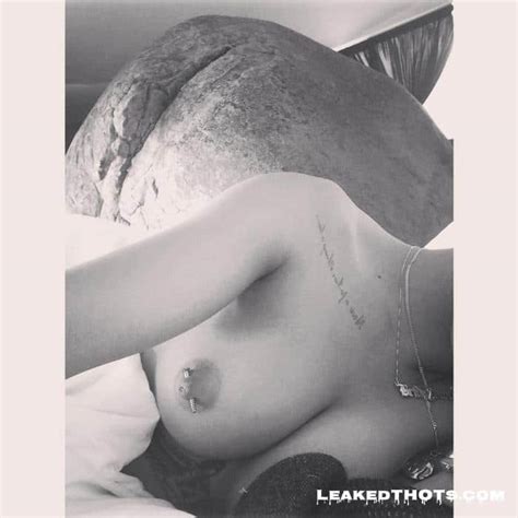 Rihanna Leaked Naked Pics NSFW Sex Tape Year LeakedThots
