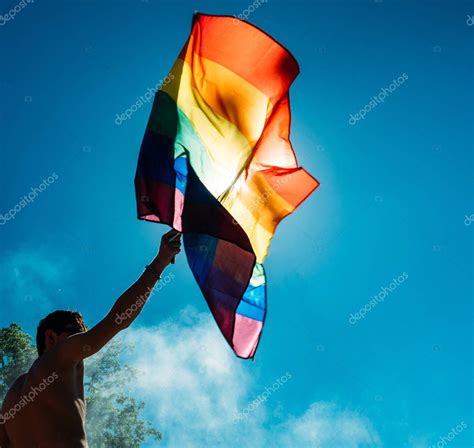 Gay Orgullo Hombres Bailando Lgbt Personas En Cami N Con Arco Iris Bandera