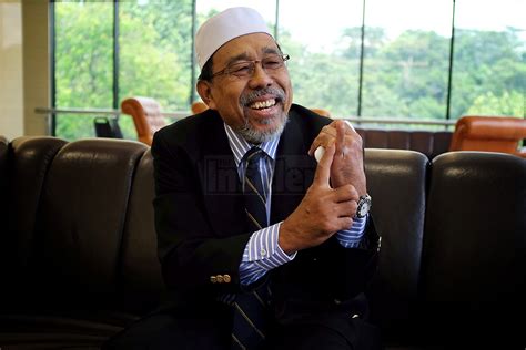 PKR Senator Who Previously Thought Athletic Wear Can Lead To Sex Now Thinks Women Seduce Men