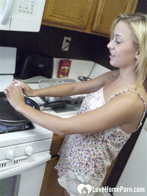 My Wife Really Enjoys Cooking While Naked Pics Xhamster