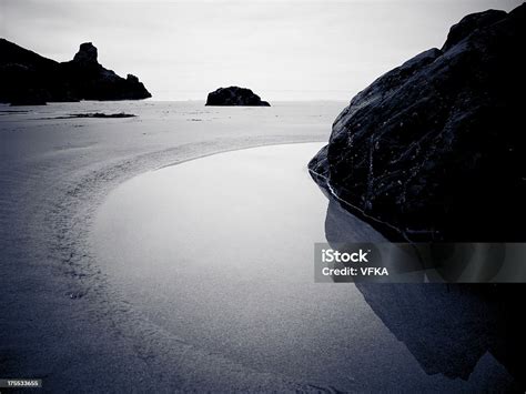 Genangan Air Dan Batu Di Pantai Foto Stok Unduh Gambar Sekarang Abu