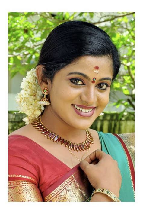 Malayalam Serial Actress Veena Nair Hot New Photos In Saree