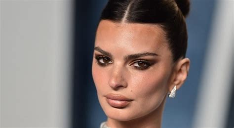 Réchauffée Emily Ratajkowski pose en string et bikini dans sa ville de coeur