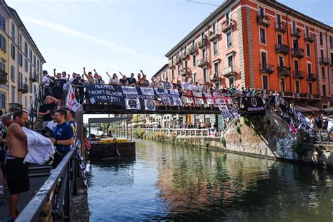 Milan Newcastle Tifosi Inglesi In Delirio Invasi I Navigli