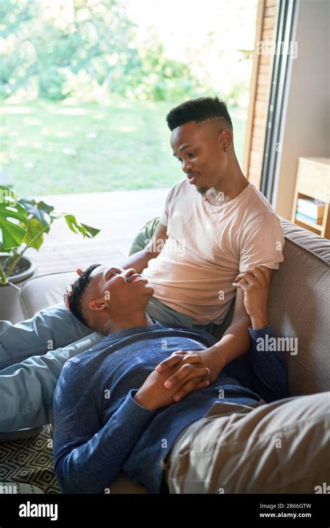 Homme gay main dans la main Banque de photographies et dimages à haute résolution Page 2 Alamy