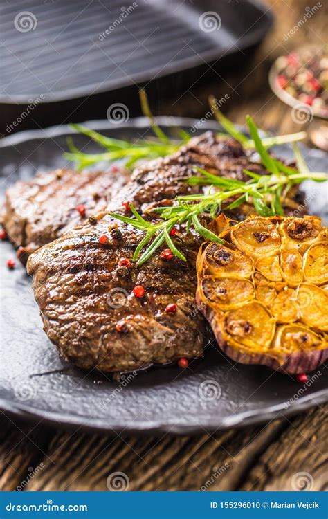 Bife Grelhado De Rib Eye Da Carne Sal E Especiarias Dos Alecrins Do