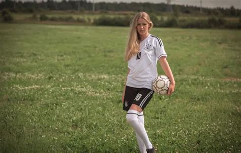 Обои girl shorts beautiful model blonde ball sportswear KNEE SOCKS на телефон и рабочий