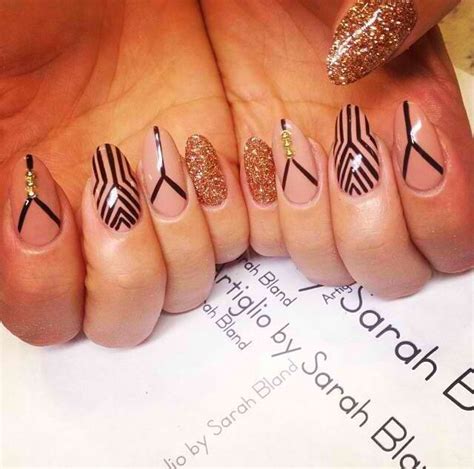 Nude And Black Nail Design Rose Nail Art Nail Designs Trim Nails