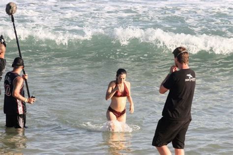 Grávida Marjorie Estiano grava barrigão em praia no Rio de Janeiro