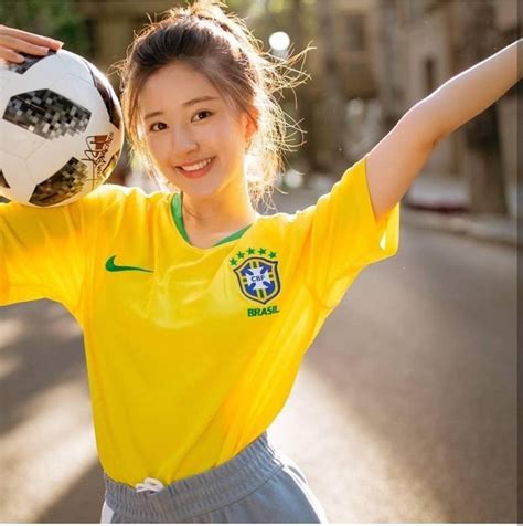 Khoác áo đội tuyển nào đội đó đều rời khỏi World Cup hot girl này vẫn được yêu vì quá xinh đẹp