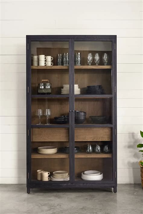 Как выглядит шкаф-витрина и что там можно хранить: 20 фото для вдохновения