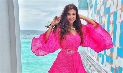 Pandya Store Famed Actress Shiny Doshi Looks Smoking Hot In Sizzling Bikini