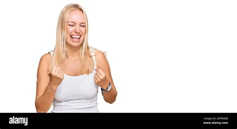 Jeune Fille Blonde Portant Un Style D Contract Avec Une Chemise Sans Manches C L Brant Surpris