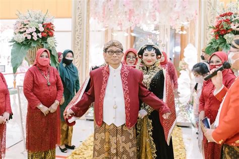 Rangkaian Prosesi Pernikahan Adat Jawa – Tangan Kanan Pengantin
