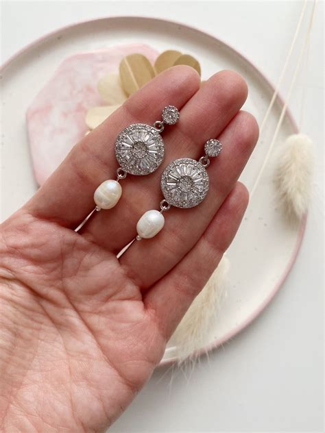 Серьги гвоздики с фианитами и жемчугом – купить на Ярмарке Мастеров ...